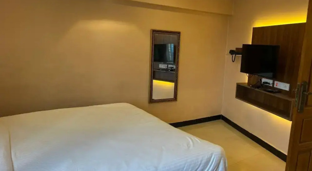 White yellow residency, Забронировать Отель Отели штата Тамилнада с парковкой, Парковка