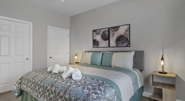 Коттедж с 4 комнатами Lucaya Vacation Homes