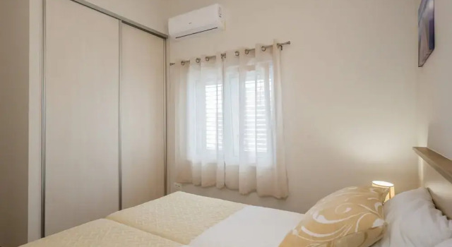 Two-bedroom Apartment Near Beach, Забронировать Апартаменты/квартира Отели Шибеник с парковкой, Парковка