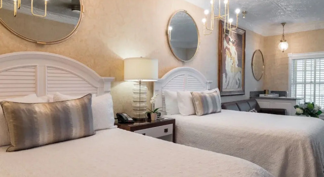 Номер Luxury Chateau Inn and Suites