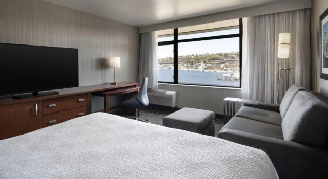 Номер Standard с видом на озеро Courtyard Seattle Downtown/Lake Union