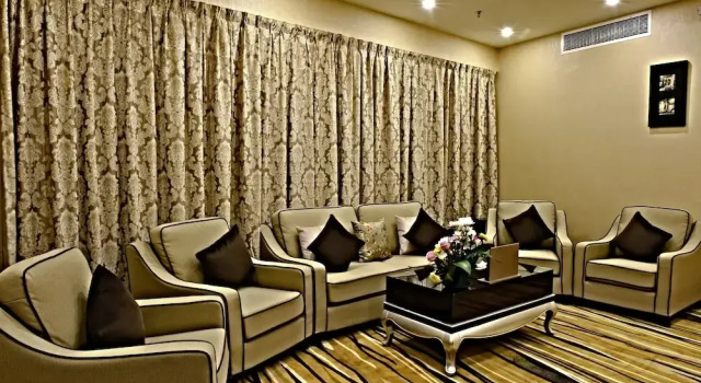 Полулюкс Garden Plaza Hotel