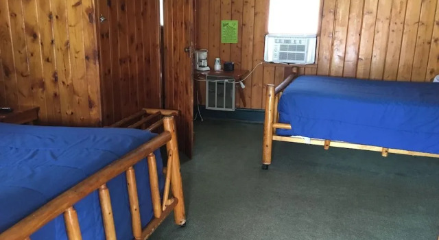 Pines Motel, Book Motel Hoteller i Evergreen Shores med parkering, Parkering