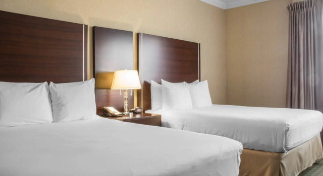 Quality Hotel and Suites Oakville, Varaa Hotelli  