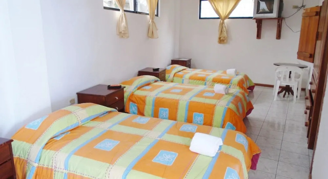 Четырёхместный семейный номер Standard с красивым видом из окна Hotel Pelican Bay Inn