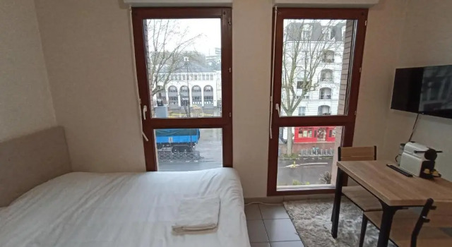 Joli studio récent, plein centre de Chaville, Book Hotel  
