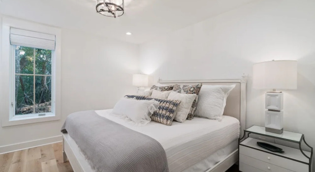 Коттедж Upscale Beach Estate With Private Pool + Carriage House And Less Than 300 Yards From The Beach 6 Bedroom Home by RedAwning