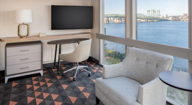 Двухместный номер Premium с балконом и с видом на реку Holiday Inn Portland - Columbia Riverfront by IHG