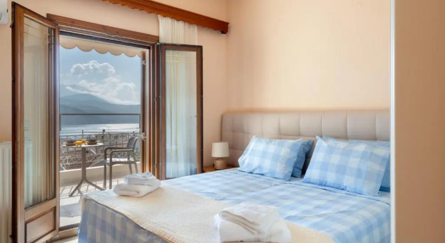 Alexandra's Cozy Sea View Apartment