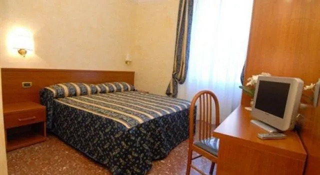 Casa Serafina, Забронировать Отель Отели Рима с завтраком, рядом с Станция метро Manzoni, Завтраки
