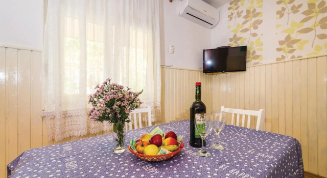Nice Apartment in Gornji Karin With 2 Bedrooms and Wifi