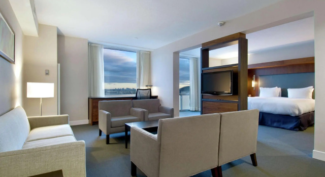Двухместный люкс Corner Hilton Toronto Airport Hotel & Suites