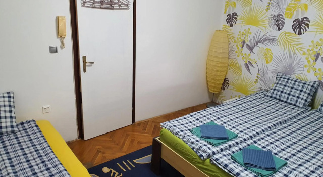 Apartman Yellow House