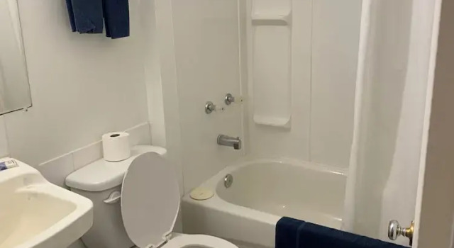 Номер Standard Value Stay Clean Room at Castle Motel