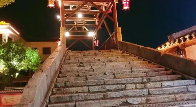 Двухместный люкс 同里泊·晓烟河景民宿