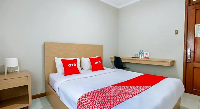 Номер Deluxe OYO 3819 Hotel Winotosastro