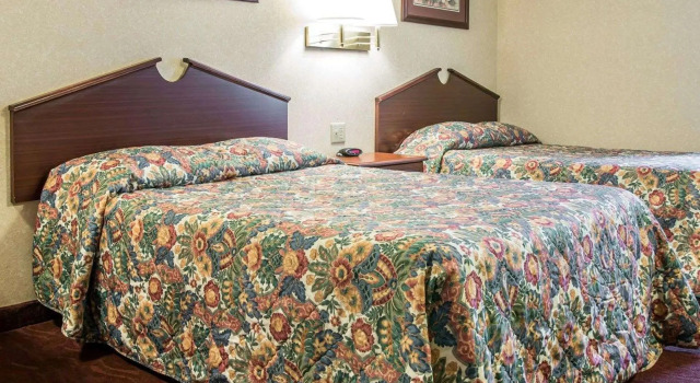 Четырёхместный номер Standard Rodeway Inn Madison Heights - Detroit