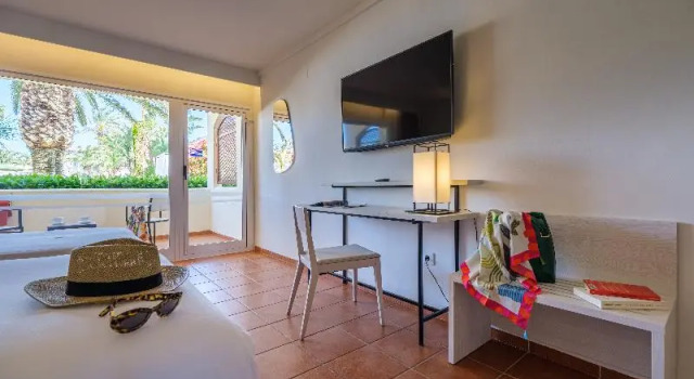 Трёхместный клубный номер Oassium Hotel