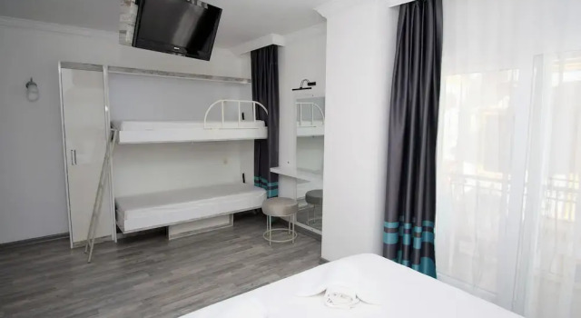 Трёхместный номер Standard c 1 комнатой с балконом Nur Hotel