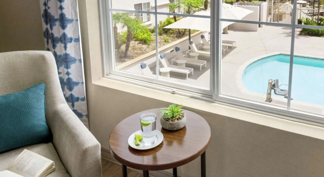 Четырёхместный номер Standard с видом на бассейн Hilton Garden Inn Carlsbad Beach