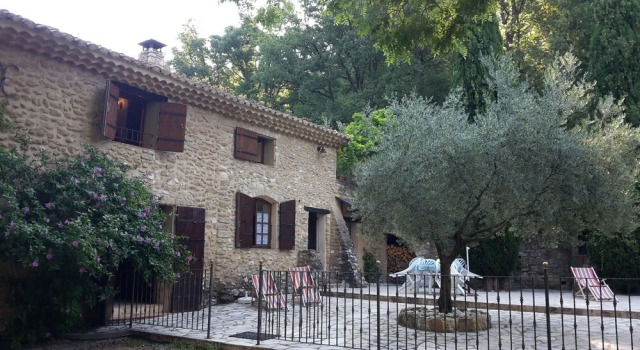 Snug Farmhouse in Provence-alpes-riviera With Swimming Pool, Prenota Hotel Seguret Valchiusa