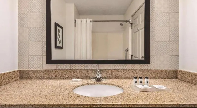 Шестиместный номер Standard Country Inn & Suites by Radisson, Green Bay East, WI