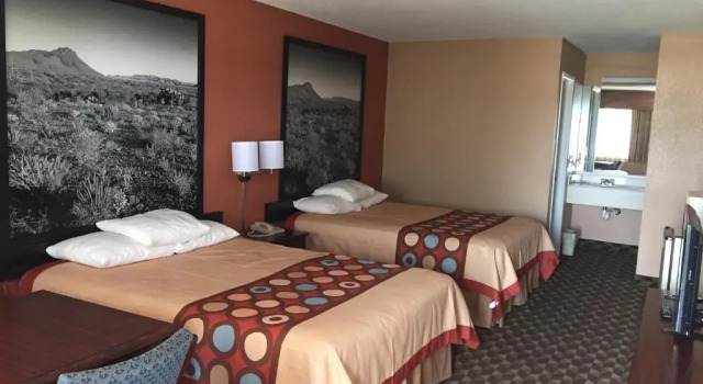 Четырёхместный номер Standard Super 8 by Wyndham Bastrop TX
