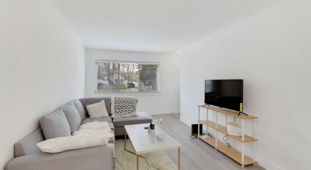Beautiful Romantic 2 Bedroom House in the City Close to Restaurants and Bars 2 Home by Redawning