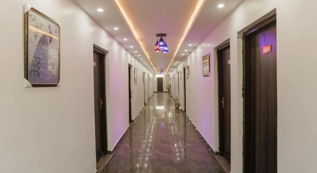 OYO 75701 Red Velvet Rooms & Banquet, Забронировать Отель Фаридабад штат Харьяна