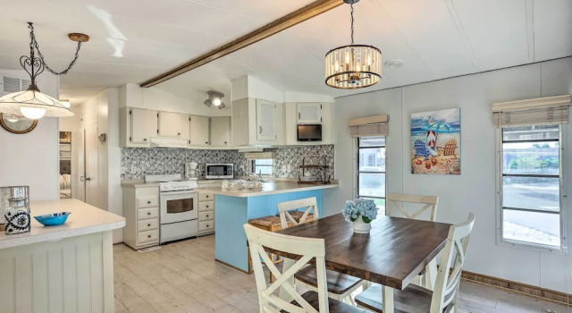Jensen Beach Home w/ Private Beach Access!, Rezerwuj Dom wakacyjny Domki letniskowe w Jensen Beach, Domek
