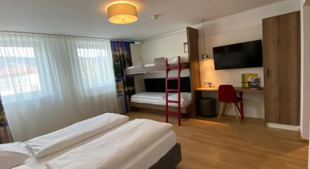 Четырёхместный номер Standard JUFA Hotel Salzburg City