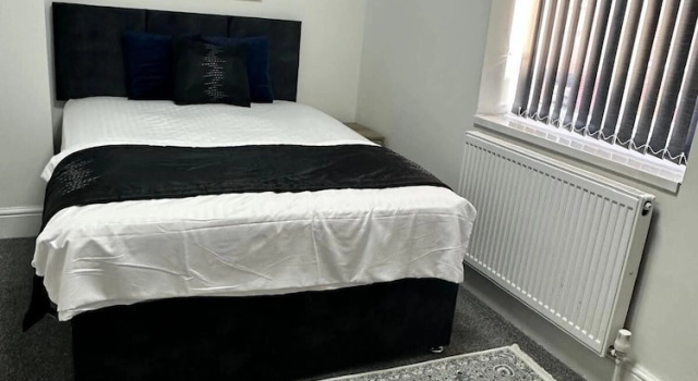 Коттедж с 3 комнатами Modern 3‑Bedroom Home in Bury   Premium Mattresses • Blackout Blinds • Ensuite M