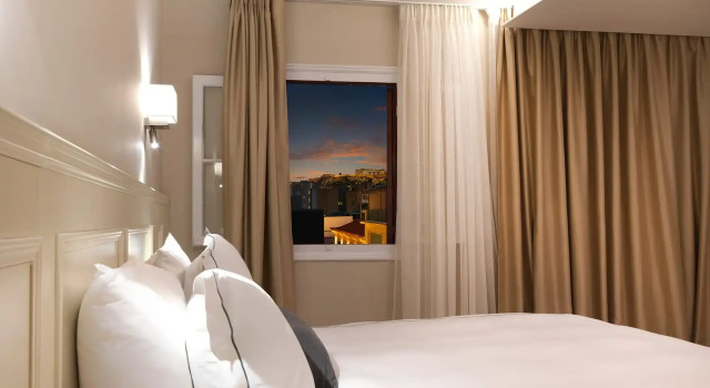 Люкс с балконом и с видом на город Vrachos Athens Suites