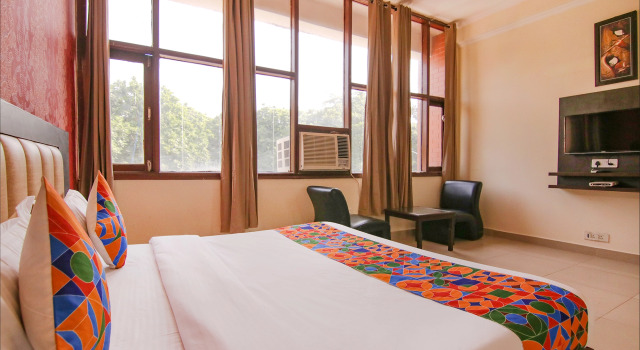 Номер Standard FabHotel Town Pride