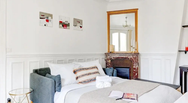 Elegant 1BR Steps to Marais & Louvre, Забронировать Отель Париж Иль-де-Франс, рядом с Станция метро Rambuteau