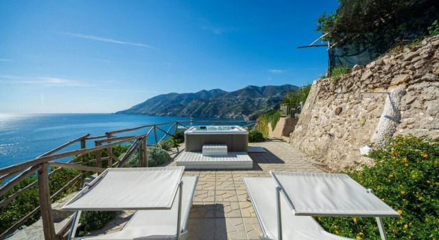 Luxury Villa Vittoria- Villa With Garden Swimming Pool and Jacuzzi Overlooking the sea
