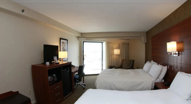 Четырёхместный номер Standard с балконом и с видом на озеро Budget Host Inn & Suites