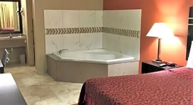 Люкс Deluxe Days Inn by Wyndham Sulphur LA