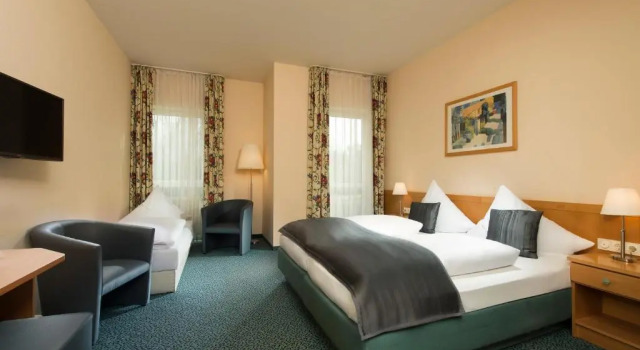 Трёхместный номер Standard Hotel Schloss Schweinsburg