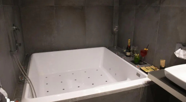 Megaris Luxury Suite Rooms, Забронировать Отель Отели Неаполя с парковкой, рядом с Кафедральный собор Неаполя, Парковка