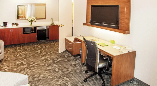 Люкс c 1 комнатой с видом на внутренний двор Courtyard by Marriott Rocky Mount