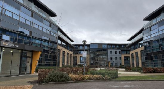 Modern 1 Bed Apt Near Ascot- with parking, Забронировать Отель Отели Англии 3 звезды, 3*