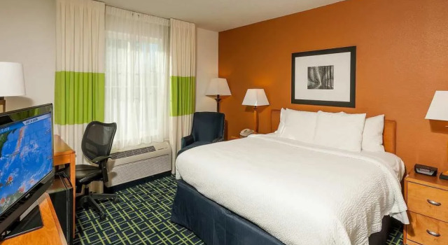 Fairfield Inn & Suites Brunswick Freeport, Varaa Hotelli Hotellit New England uima-altaalla, Uima-allas