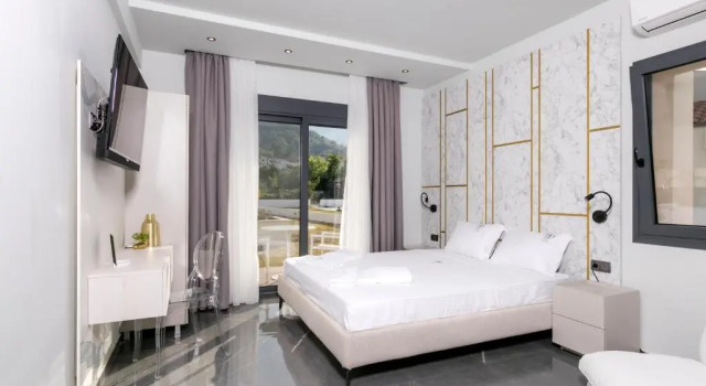 B&D Luxury Suites, Book Hotel Chrisi Akti 
