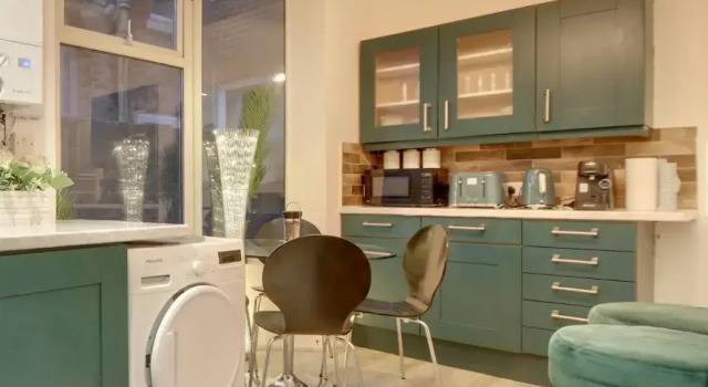 Апартаменты Southsea 4BR Getaway with Private Yard