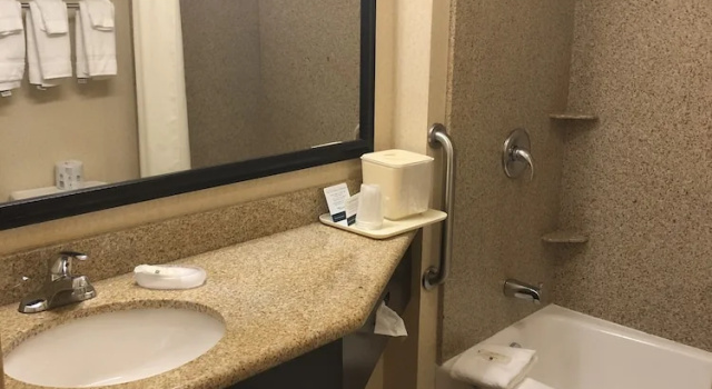 Номер Standard с балконом Quality Inn Shelburne - Burlington