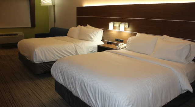 Четырёхместный люкс Holiday Inn Express Hotel & Suites Raton by IHG