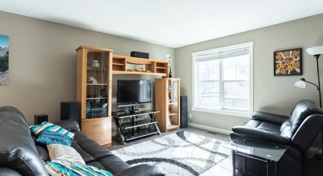 Ensuite Bed/bath/pet Friendly, Cleaning Fee, Rezerwuj Hotel Hotele w Calgary Region z parkingiem, Parking