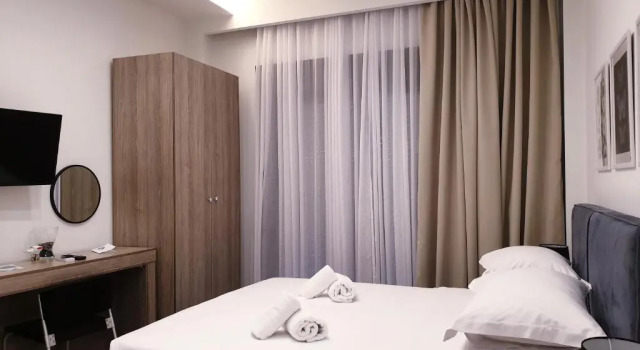 Студия Eantos Studios and Suites