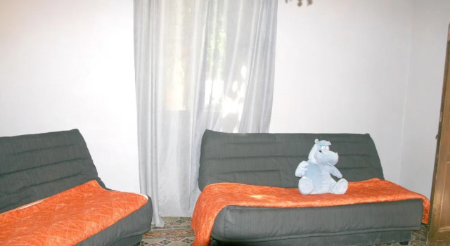 Apartment With 3 Bedrooms in Grospierres, With Wonderful Mountain View, Rezerwuj Apartament Hotele w Owernia z parkingiem, Parking